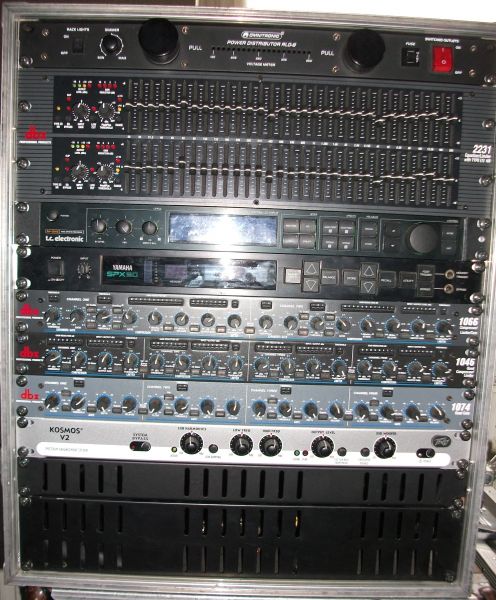 Rackbe szerelt hangtechnikai készülékek sorozata elölnézetből.