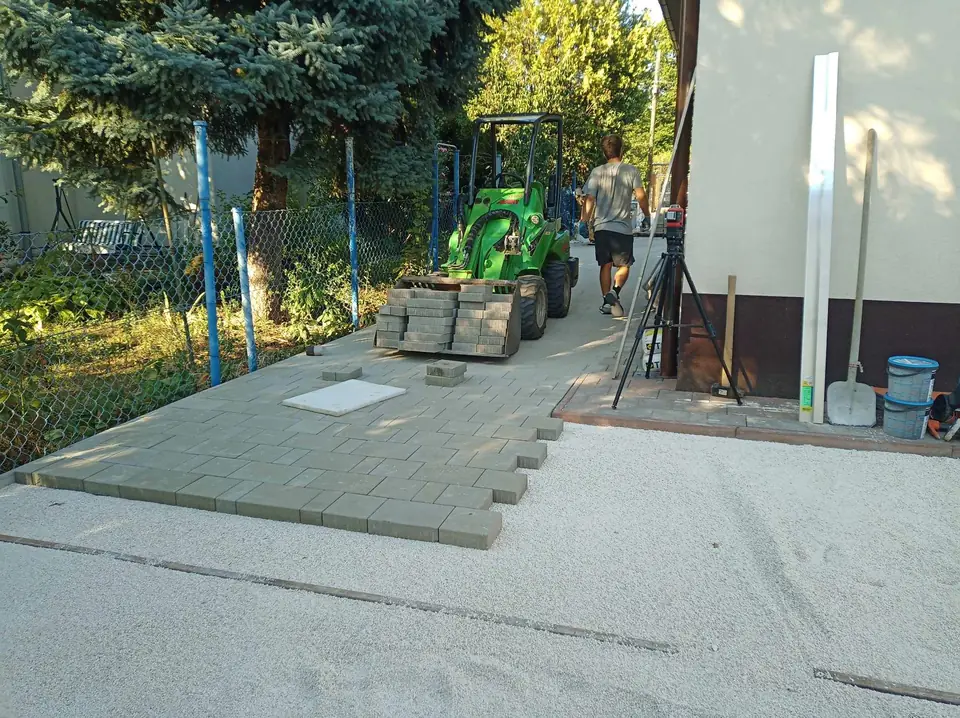 Térkövezés félkész állapot