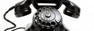 Fekete tárcsás telefon közelről