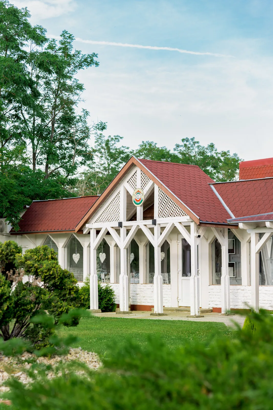 Fehér szertartási pavilon a pázsiton