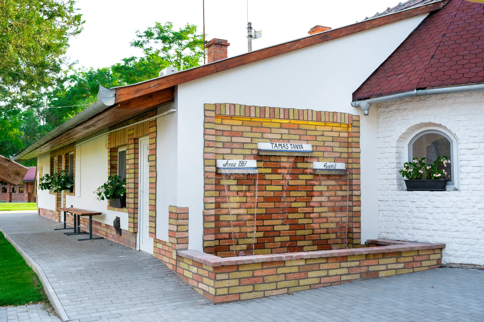 A recepció épületének bejárata